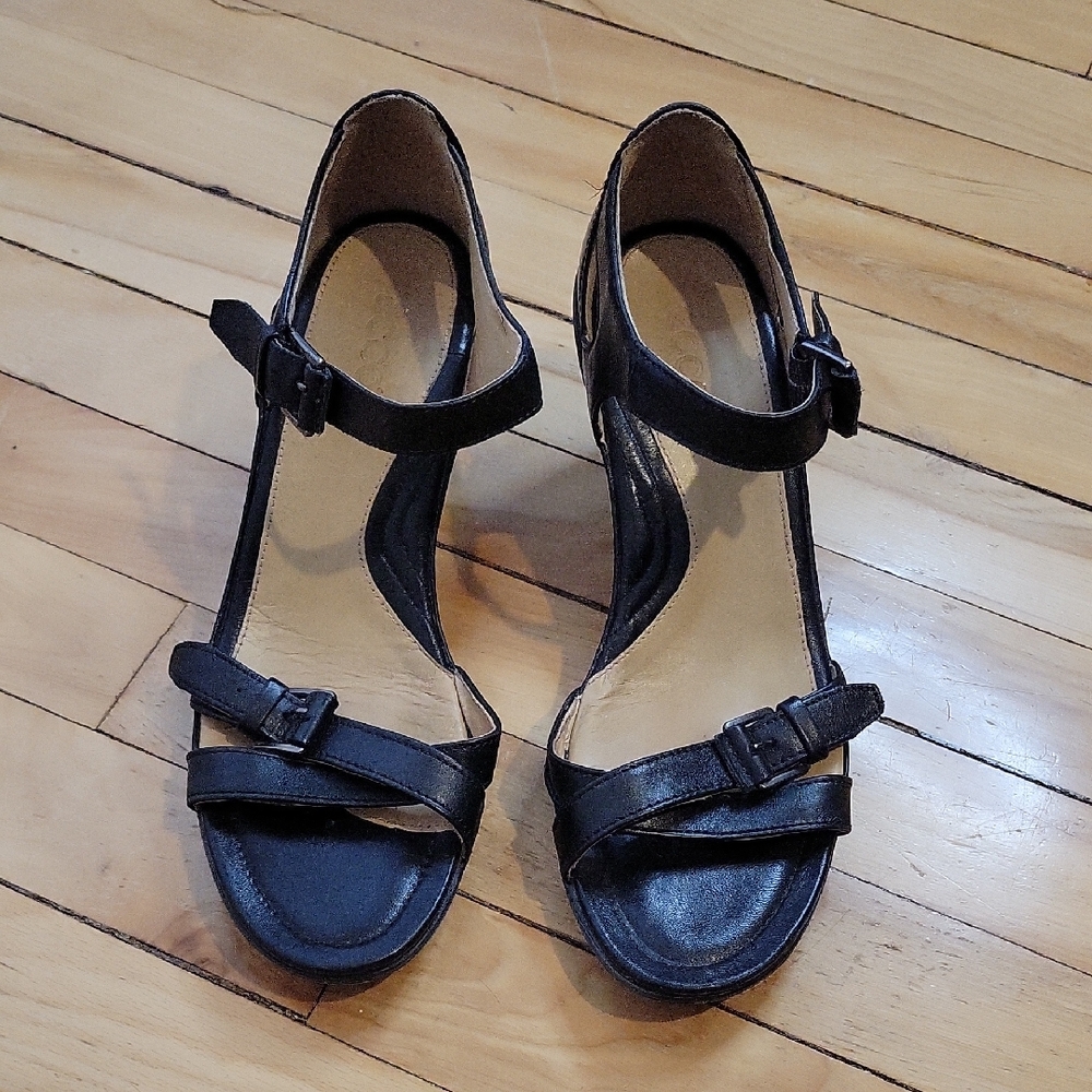 Ecco Black T-Strap Mid‎ Heel Sandals